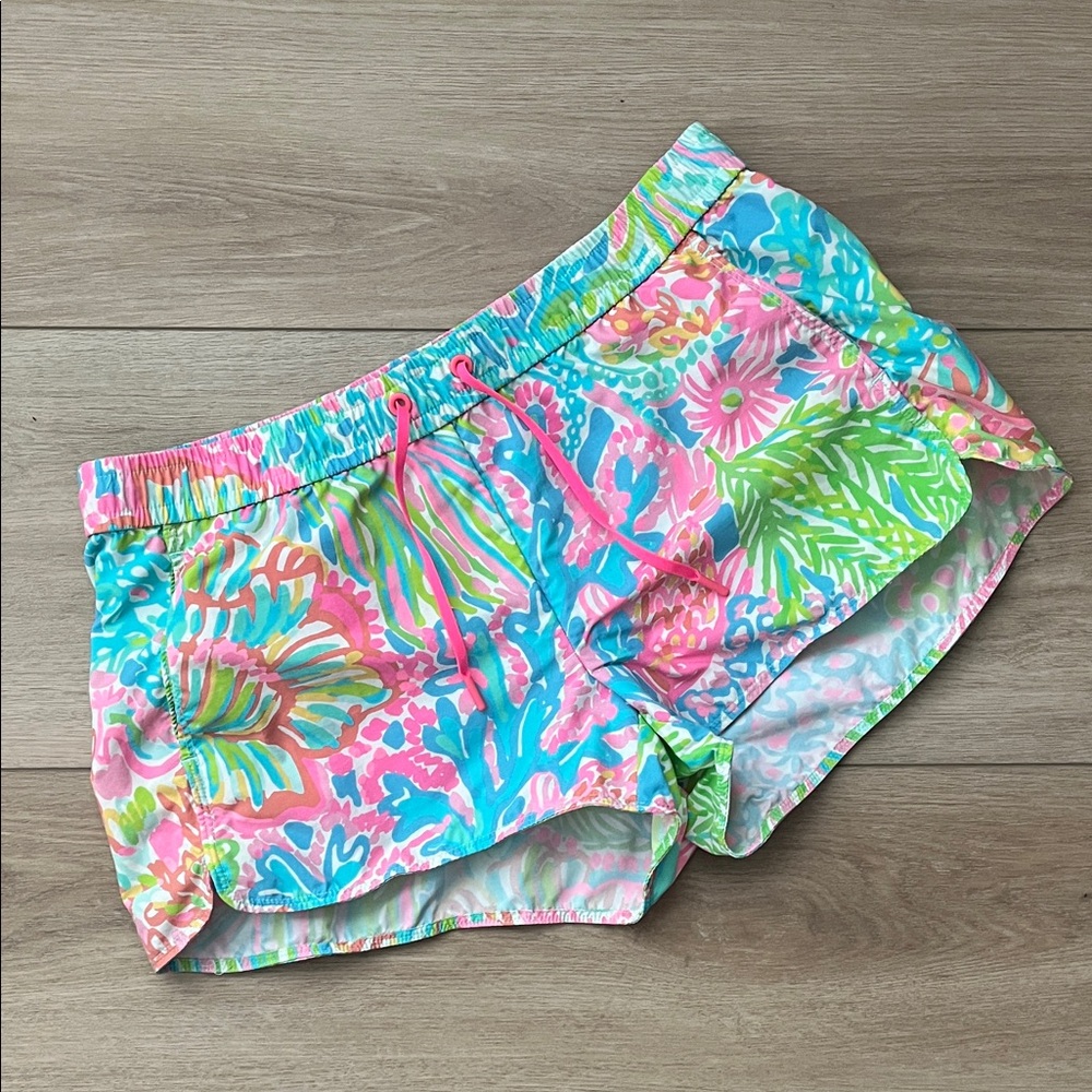 Lilly Pulitzer Run Around Luxletic shorts in 
Multi Lovers Coral print - Picture 3 of 9
